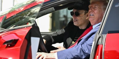Musk y Trump subidos a un Tesla frente a la Casa Blanca