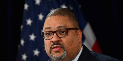 La demanda contra Alvin Bragg fue presentada por America First Legal (AFL)/ Angela Weiss