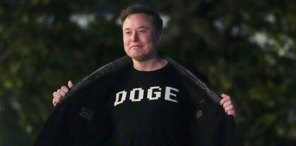 Elon Musk muestra una camiseta que dice "DOGE"
