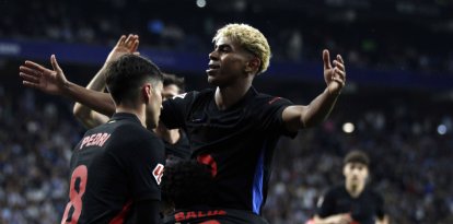 Lamine Yamal y otros jugadores del FC Barcelona celebran el título