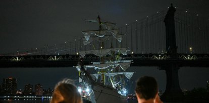 Un buque escuela de la Armada mexicana cerca del puente de Manhattan tras chocar contra el cercano puente de Brooklyn en Nueva York el 17 de mayo de 2025. Un buque escuela de la Armada de México chocó contra el puente de Brooklyn a última hora del sábado, rompiendo sus tres mástiles e iniciando una operación de rescate bajo el emblemático monumento neoyorquino. El Cuauhtémoc, una barcaza construida en 1982, resultó dañada en el "percance", según confirmó la Armada de México en X, dejando 2 muertos y al menos 20 heridos, varios de ellos de gravedad.