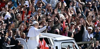 El Papa León XIV saluda a la multitud desde el papamóvil antes de la Santa Misa de inicio de pontificado, en la plaza de San Pedro del Vaticano, el 18 de mayo de 2025.