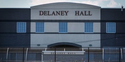 Vista exterior de Delaney Hall en Newark, Nueva Jersey