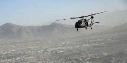 Un Black Hawk sobrevolando Kabul (Afganistán)