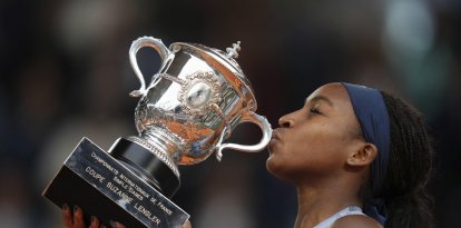 Coco Gauff celebra en Roland Garros tras derrotar a Aryna Sabalenka