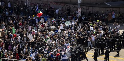 Fuerzas del orden se enfrentan a manifestantes frente al edificio federal durante una protesta tras las operaciones federales de inmigración, en Los Ángeles, California, el 8 de junio de 2025. El presidente de Estados Unidos, Donald Trump, desplegó 2.000 soldados el 7 de junio para hacer frente a la escalada de protestas contra las redadas de las fuerzas de inmigración en el área de Los Ángeles, una medida que el gobernador del estado calificó de "incendiaria a propósito." Agentes federales se enfrentaron a multitudes enfurecidas en un suburbio de Los Ángeles mientras las protestas se extendían a una segunda noche el sábado, disparando granadas de estruendo y cerrando parte de una autopista en medio de redadas contra migrantes indocumentados, dijeron los informes.