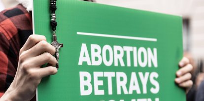 Un cartel que dice "el aborto traiciona a las mujeres" en inglés, durante una marcha antiaborto en Dublín en 2024.