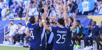 Oscar Santis #18 de Guatemala celebra su gol y forma un círculo de oración con sus compañeros de equipo durante el partido de la Copa Oro de la CONCACAF 2025 contra Jamaica el lunes 16 de junio de 2025 en el Dignity Health Sports Park en Carson, California.