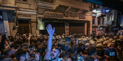 Manifestantes se enfrentan con agentes de la policía antidisturbios turca durante una protesta en Estambul.