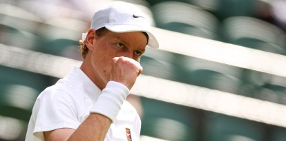 Jannik Sinner celebra su victoria frente a Luca Nardi en Wimbledon 2025