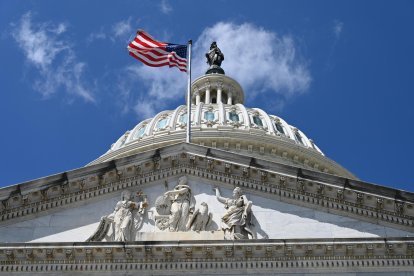 La bandera estadounidense ondea en el Capitolio de Washington, DC, el 23 de abril de 2023