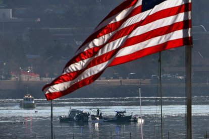 January 30, 2025, Washington, Dc, USA: All 67 passengers and crew are feared dead on an American Airlines plane and an Army Black Hawk helicopter that collided and crashed into the Potomac River near Reagan National Airport in Arlington VA on January 30, 2025. (Credit Image: © Carol Guzy/ZUMA Press Wire)