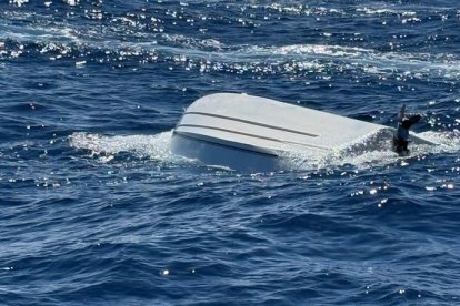 Un barco se volcó a 29 millas de las costas de Florida