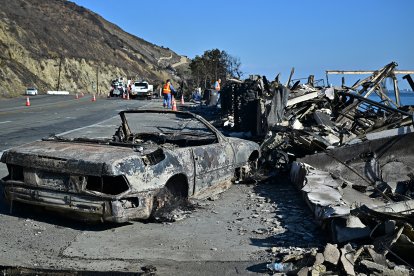 Restos de un vehículo calcinado en la Pacific Highway