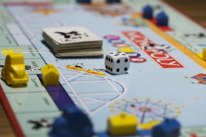 Una familia se divierte jugando Monopoly.
