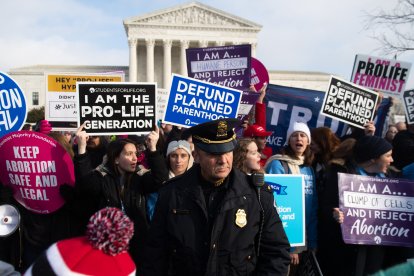 Activistas provida participan en la "Marcha por la Vida", un evento anual para conmemorar el aniversario del caso Roe vs Wade de la Corte Suprema de 1973, que legalizó el aborto en los Estados Unidos, frente a la Corte Suprema de los Estados Unidos en Washington, DC, 18 de enero de 2019.