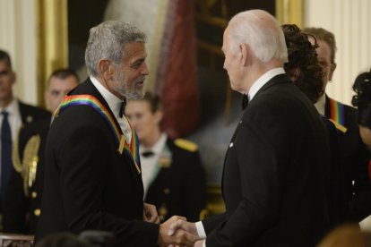 George Clooney y Joe Biden, durante un acto en la Casa Blanca en 2022