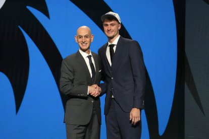 El comisionado de la NBA, Adam Silver, con Cooper Flagg