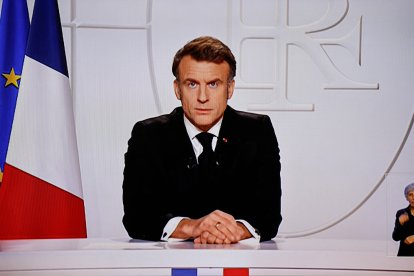 Photographing a television set rebroadcasting a speech by Emmanuel Macron.