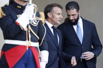 Emmanuel Macron and Syrian President Ahmed al-Sharaa.
