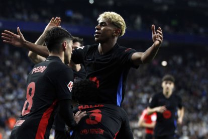 Lamine Yamal y otros jugadores del FC Barcelona celebran el título