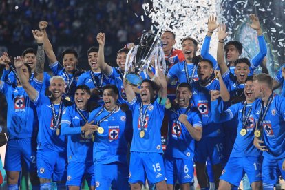 Los jugadores del Cruz Azul de México celebran su victoria en la Concacaf