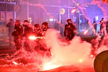 Agresión a agentes de policía durante las protestas anti-ICE en Los Ángeles.