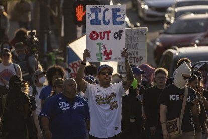 Fanáticos de los Dodgers protestan contra el ICE en los alrededores del Dodger Stadium