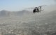 Un Black Hawk sobrevolando Kabul (Afganistán)