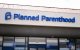 Señalización de Planned Parenthood se muestra fuera de una clínica de atención médica en Inglewood, California, el 16 de mayo de 2023. (Fotografía de Patrick T. Fallon / AFP)
