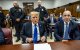 El candidato presidencial republicano Donald Trump, acompañado por el abogado Emil Bove (derecha), asiste a su juicio penal en el Tribunal Penal de Manhattan, en la ciudad de Nueva York, el 30 de mayo de 2024. El jurado regresa el jueves para una segunda jornada de deliberaciones en el juicio penal de Donald Trump, dejando al candidato presidencial republicano y al país a la espera de una decisión que podría dar un vuelco a las elecciones de noviembre.