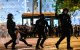 Agentes de la policía antidisturbios detienen a una persona durante las celebraciones en París