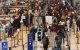 Personas en el Aeropuerto Internacional de Los Ángeles