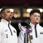 Jalen Hurts y Patrick Mahomes, antes del Super Bowl LIX