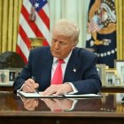 Donald Trump firmando una orden ejecutiva