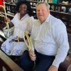 Berta Soler, opositora cubana junto al encargado de negocios de EEUU en Cuba