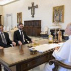 Esta foto tomada y distribuida el 19 de mayo de 2025 por The Vatican Media muestra al Secretario de Estado de EE.UU. Marco Rubio (I) y al Vicepresidente de EE.UU. JD Vance durante una audiencia privada con el Papa León XIV en El Vaticano.