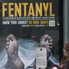 La marquesina de una parada de autobus informa sobre los estragos del fentanilo en California.