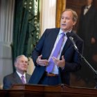 El fiscal general de Texas, Ken Paxton, durante una comparecencia.