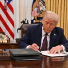 Trump firmó ambas órdenes ejecutivas en el Salón Oval/ Roberto Schmidt