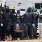 Hamás transporta el cuerpo de uno de los niños Bibas