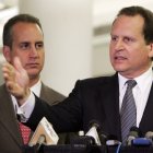 El miembro cubano-americano de la Cámara de Representantes de EEUU Lincoln Diaz-Balart (d) habla durante una rueda de prensa en el Aeropuerto Internacional de Miami después de que él, su hermano el representante Mario Diaz-Balart (i), y la representante Ileana Ros-Lehtinen (no en la foto) regresaran de Washington, DC, el 2 de agosto de 2006, donde discutieron los posibles cambios que se están produciendo en Cuba con miembros del Consejo de Seguridad Nacional de Bush.   AFP PHOTO/Roberto SCHMIDT (Foto de ROBERTO SCHMIDT / AFP)