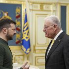 El Enviado Especial de EE.UU. para Ucrania y Rusia, Keith Kellogg (derecha), y el Presidente de Ucrania, Volodymyr Zelenskyy, conversan durante su reunión en Kiev (Ucrania).
