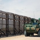 Un vehículo militar patrulla la frontera en Nuevo México
