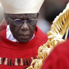 El cardenal Robert Sarah .El papa Francisco celebra la misa del Domingo de Ramos en la plaza de San Pedro el 2 de abril de 2023 en el Vaticano.