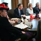 Elon Musk, con dos gorras, durante la reunión de gabinete este miércoles