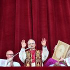 El recién elegido Papa León XIV, Robert Prevost se dirige a la multitud desde el balcón de la logia central de la Basílica de San Pedro por primera vez, después de que los cardenales terminaran el cónclave, en El Vaticano, el 8 de mayo de 2025. Robert Francis Prevost fue elegido el jueves primer Papa estadounidense, anunció el Vaticano. Moderado, cercano al papa Francisco y misionero durante años en Perú, se convierte en el 267º pontífice de la Iglesia católica, tomando el nombre pontificio de León XIV.