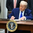 Donald Trump firmando una orden ejecutiva