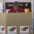 El presidente de Venezuela, Nicolás Maduro, marca su papeleta en las elecciones legislativas y locales en Caracas, Venezuela, domingo 25 de mayo de 2025