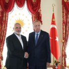 Recep Tayyip Erdogan e Ismail Haniya en Turquía en abril de 2024